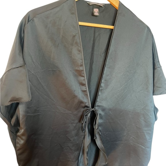 Victoria’s Secret Black Silky Robe – One Size – Oversized & Luxurious! - Picture 2 of 6